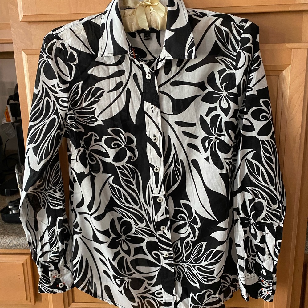 Talbots petite black and white tropical top.